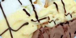 ciocolată - vanilie - frişcă cu arahide granulate, frişcă şi ciocolată
