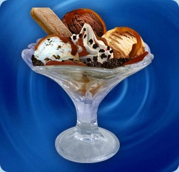 Panna-cotta/Tiramisu ice cream (1 scoop), stracciatella ice cream (1 scoop), chocolate ice cream (1 scoop), pieces of chocolate, topping: caramel, cream, sweet biscuit